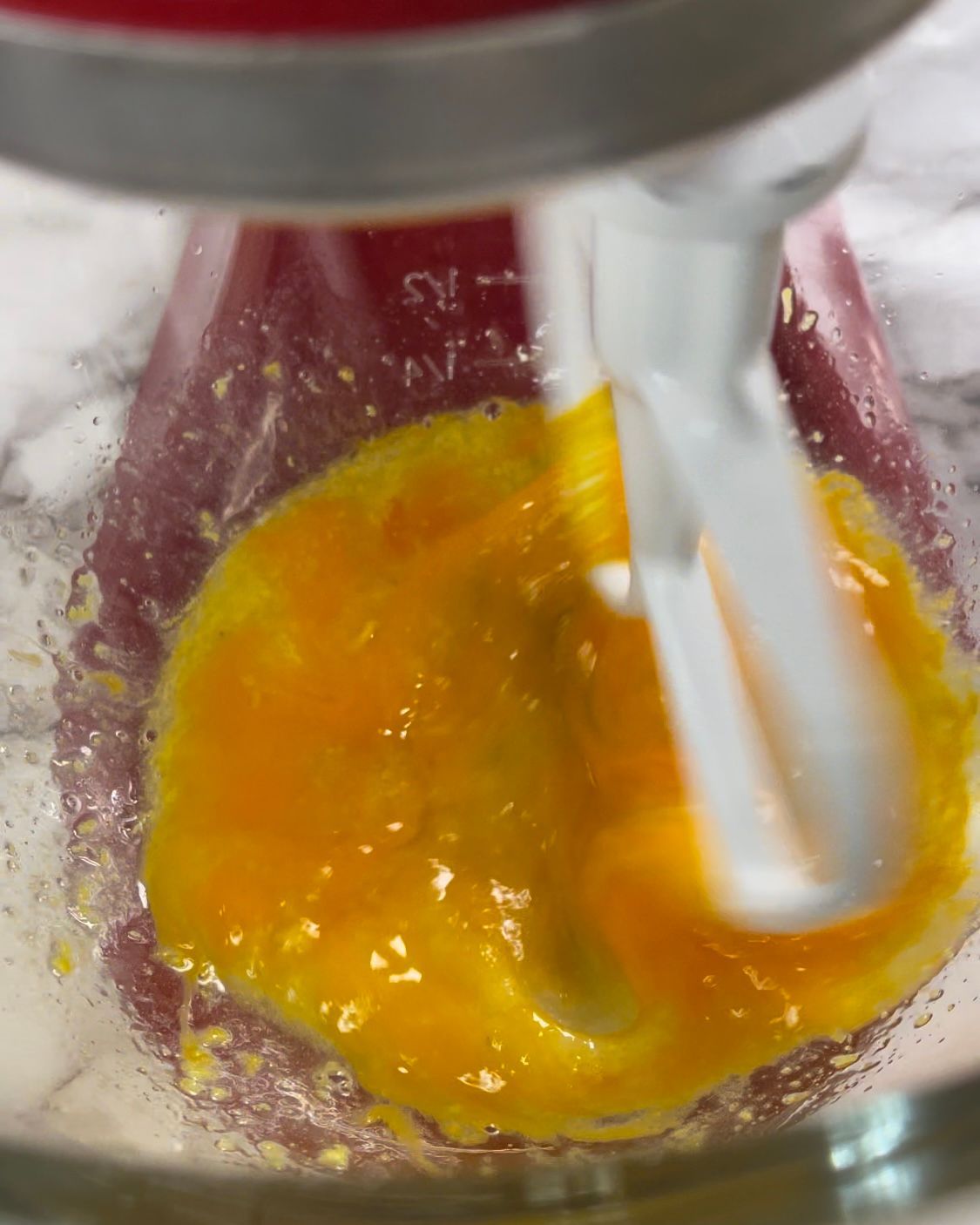 Un primo piano di un mixer con un liquido giallo al suo interno