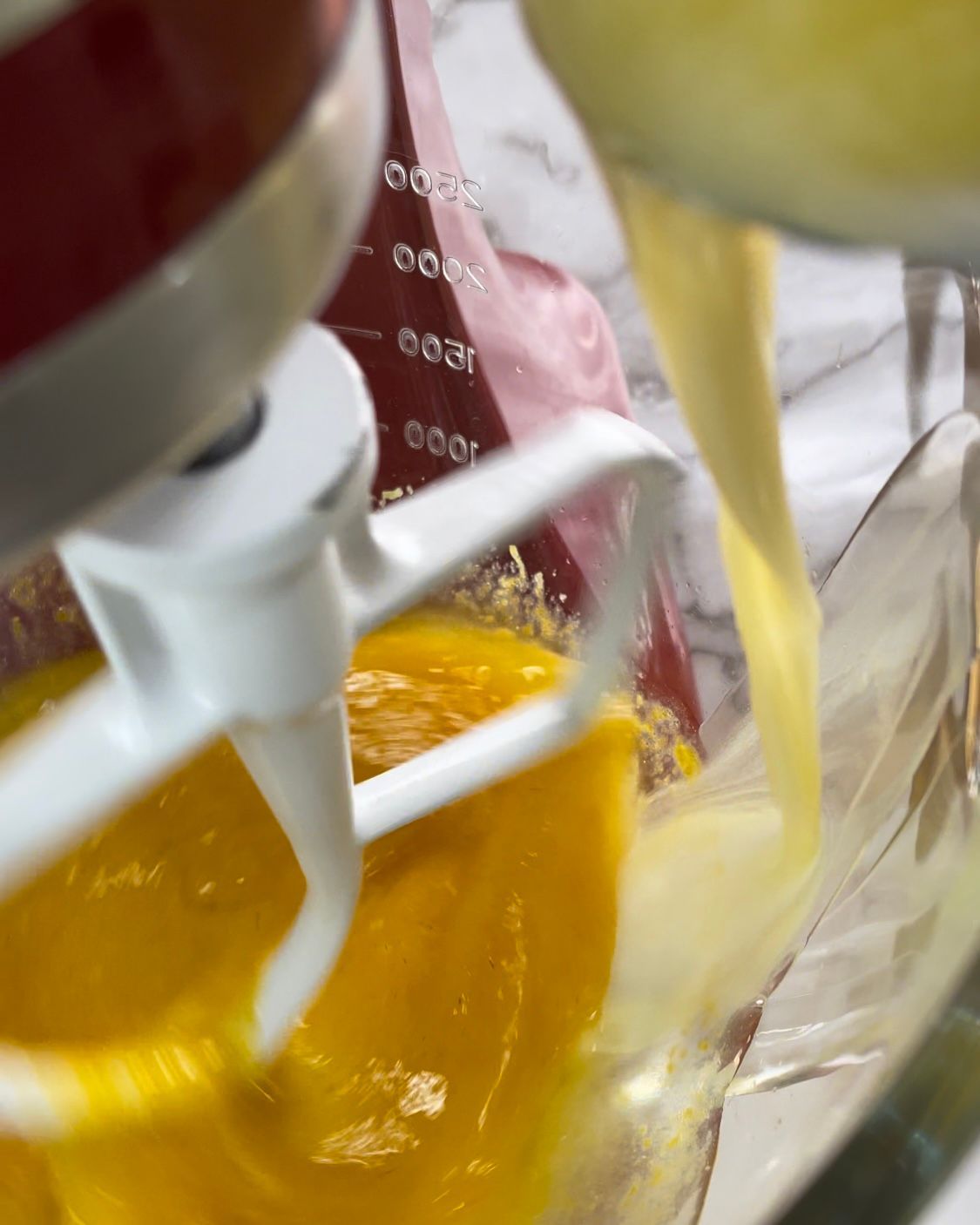Un frullatore viene utilizzato per mescolare un liquido giallo