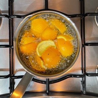 Una pentola di arance e limoni sul fornello