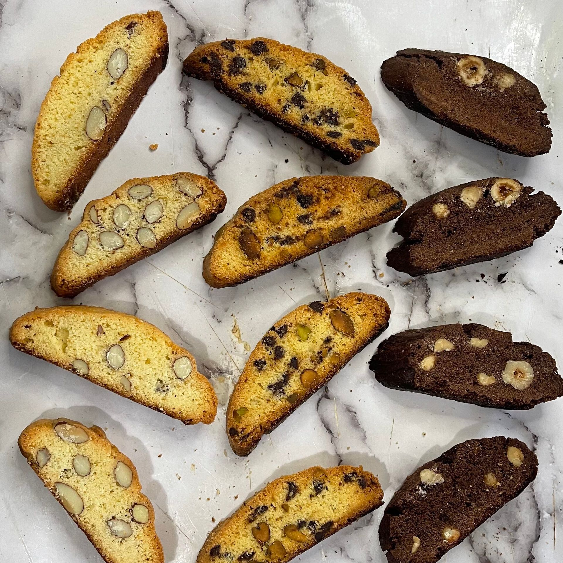Un mucchio di diversi tipi di biscotti su una superficie di marmo