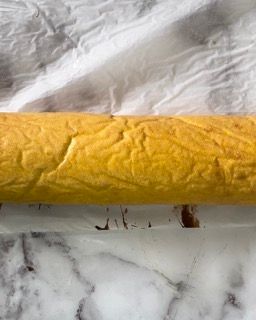 Un panino giallo è appoggiato su un bancone di marmo.