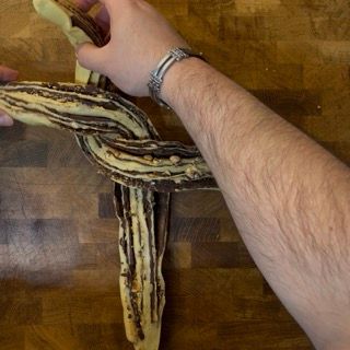 Creazione della spirale intrecciata per il babka dolce.