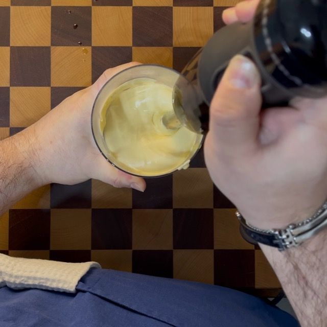 Movimento del minipimer dal basso verso l'alto per incorporare l'olio e addensare la salsa.