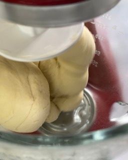 L'impasto incordato che si stacca perfettamente dalle pareti della ciotola.