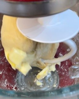 Impasto che diventa liscio ed elastico dopo l'aggiunta del burro.