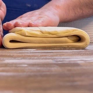 L'impasto chiuso in tre per completare la piega a 3 (o tour simple).