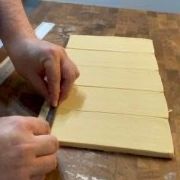 Una barretta di cioccolato posizionata a 1 cm dal bordo del rettangolo.