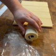 Il pain au chocolat arrotolato completamente sulla seconda barretta di cioccolato.