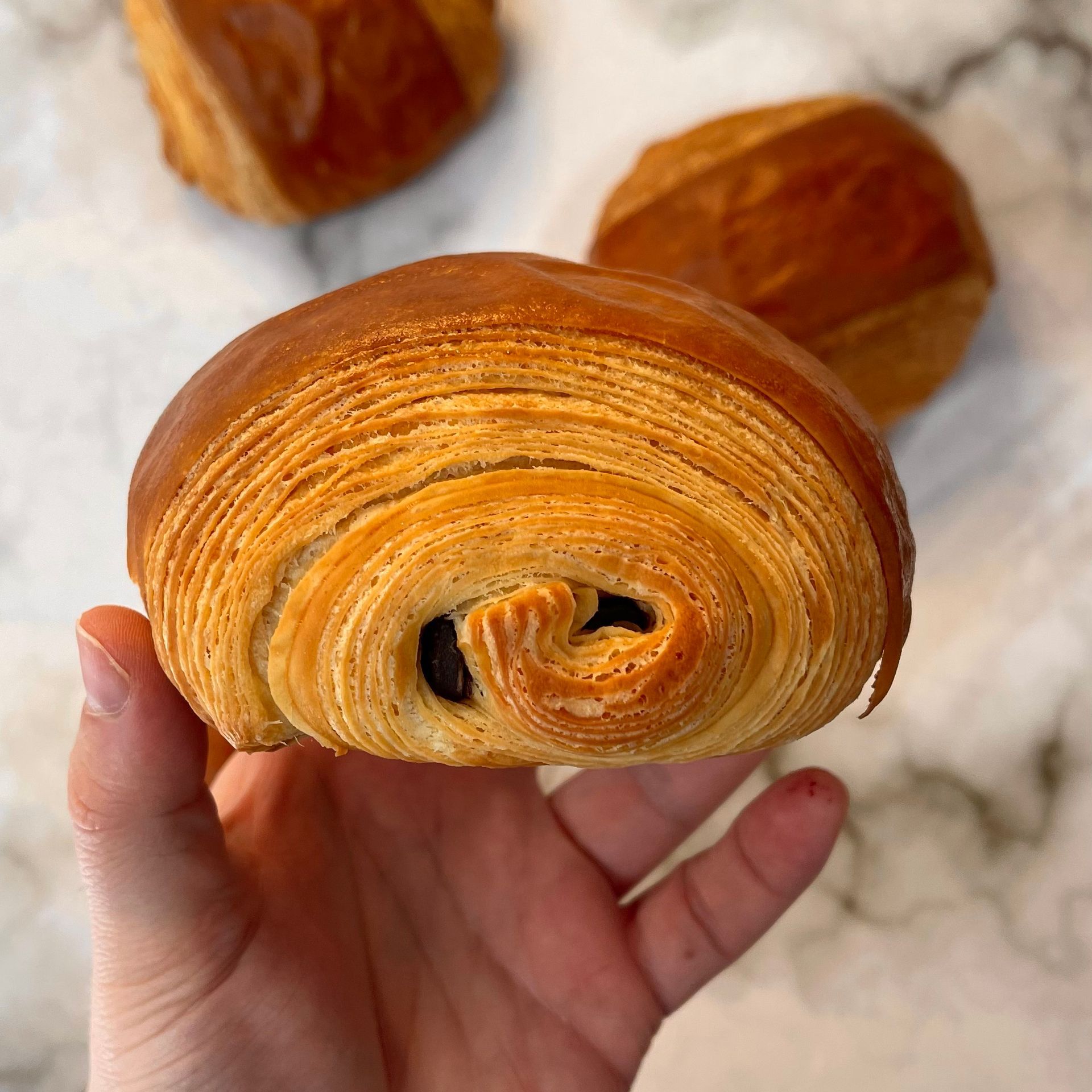 Pain au chocolat dorati e perfettamente sfogliati, appena sfornati.