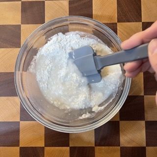 Farina mescolata all'acqua per creare la pastella del poolish.