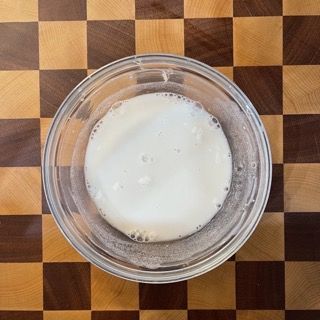 Poolish coperto con pellicola, pronto per il riposo in frigo.