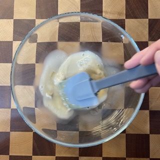 Acqua, lievito e miele sciolti in una ciotola.