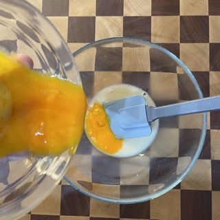 Tuorlo d'uovo aggiunto al liquido del preimpasto.