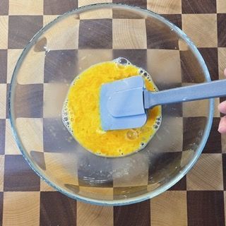 Frusta che amalgama il tuorlo ai liquidi.