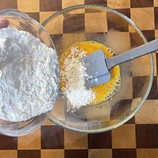 Farina aggiunta ai liquidi per formare il panetto del preimpasto.