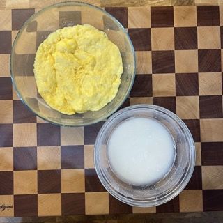 Preimpasto raddoppiato di volume accanto al poolish maturato.
