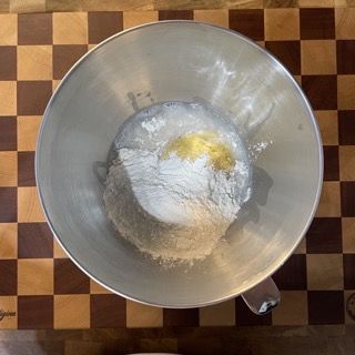 Poolish schiumoso e preimpasto lievitato nella ciotola della planetaria.