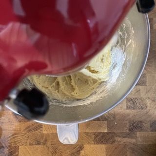 Aggiunta della prima quota di farina ai pre-fermenti.