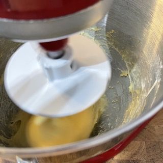 Impasto staccato dal gancio per un giro di pieghe.