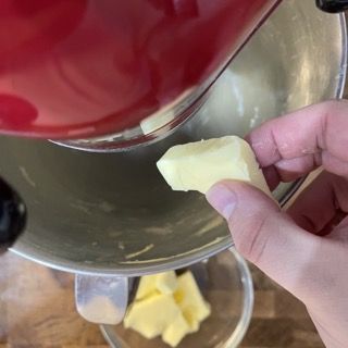 L'impasto che assorbe il burro diventando lucido.