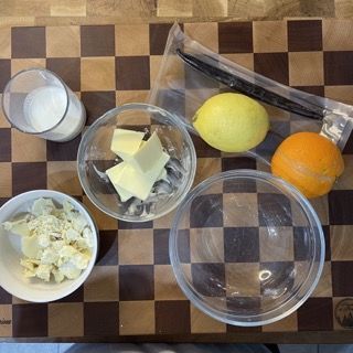 Panna, burro, cioccolato bianco e aromi nel pentolino.