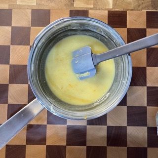 Ciotola con l'emulsione aromatica raffreddata e cremosa.