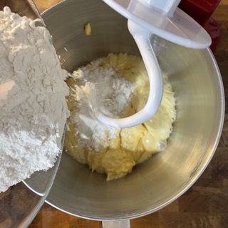 Aggiunta alternata di farina e panna liquida.