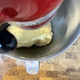 Prima parte di tuorli e zucchero inserita nell'impasto.