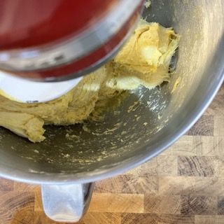Impasto staccato dal gancio per un rapido giro di pieghe.