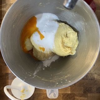 Seconda parte di tuorli e zucchero aggiunta all'impasto.