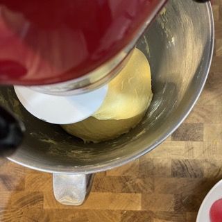 Aggiunta del sale fino all'impasto.