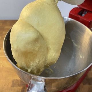 Impasto tenace e ben formato che si avvolge al gancio