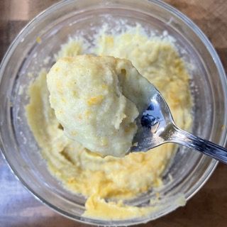 Emulsione aromatica fredda aggiunta a cucchiaiate.