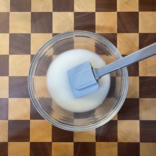 Ciotola con acqua e lievito sciolti per il poolish.