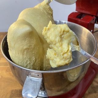 L'impasto che diventa lucido e profumato assorbendo l'emulsione.