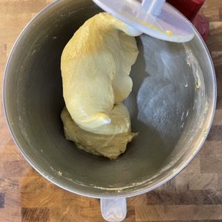 Impasto del pandoro che diventa filante come seta.