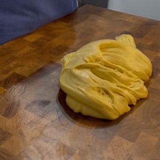 Impasto gelatinoso e tremolante rovesciato sul piano.