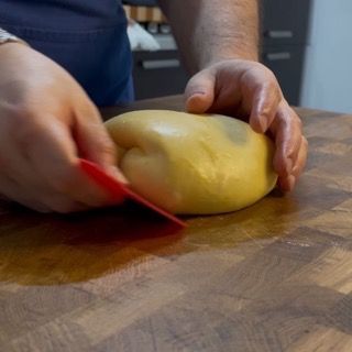Pirlatura delicata con il tarocco per formare la palla.
