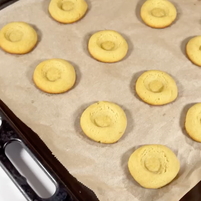 Un mucchio di biscotti gialli su una teglia da forno
