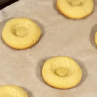 Un mucchio di biscotti sono appoggiati su un pezzo di carta oleata.