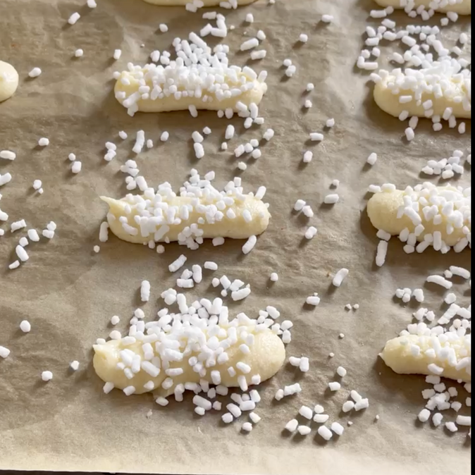 Un vassoio di biscotti con granelli bianchi sopra