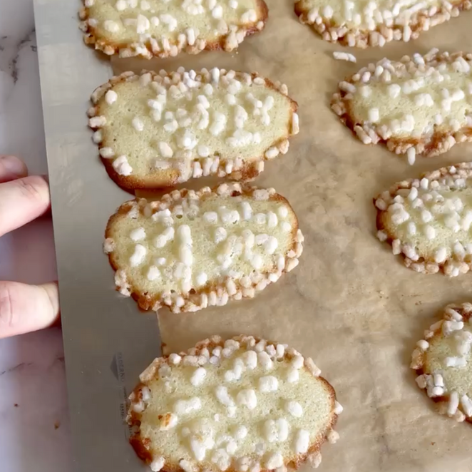 Un vassoio di biscotti con granelli bianchi sopra