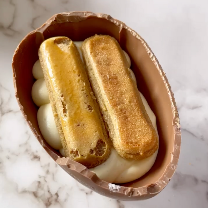 Un uovo di cioccolato ripieno di tiramisù e panna montata