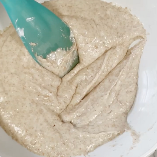 Un primo piano di una ciotola di cibo con un cucchiaio dentro.