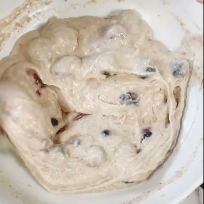 Un primo piano di una ciotola di gelato con mirtilli