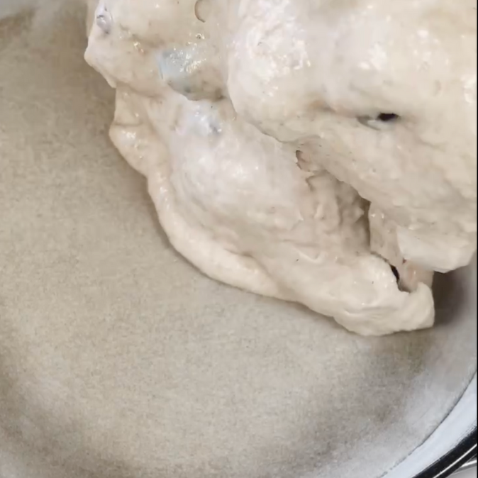 Primo piano di una sostanza bianca in una ciotola.
