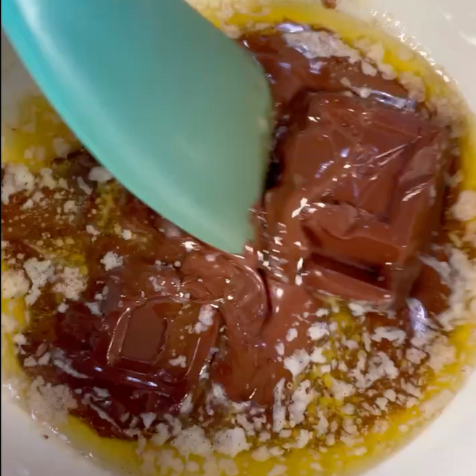 Un primo piano di un cucchiaio in una ciotola di cibo