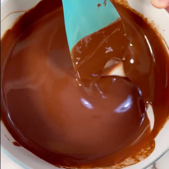 Una ciotola di cioccolato fuso con una spatola dentro