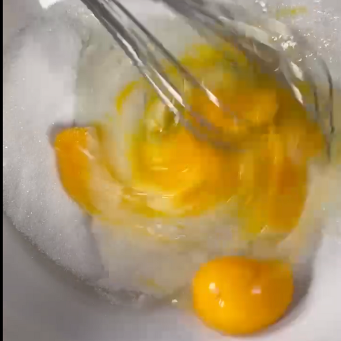 Le uova vengono sbattute in una ciotola con lo zucchero.