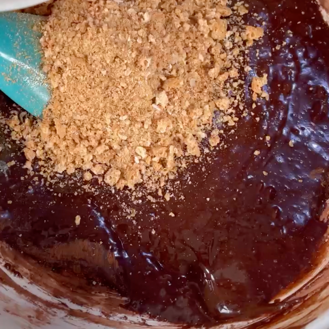 Un primo piano di una torta al cioccolato con arachidi sopra